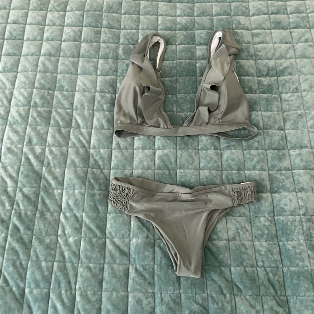 NWOT Cute green ruffle bikini size small